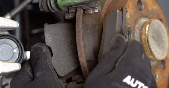 Wie kompliziert ist es, selbst zu reparieren: Bremsbeläge am Golf 3 Cabrio 1.6 1993 ersetzen – Laden Sie sich illustrierte Wegleitungen herunter