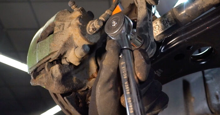 Cambio Braccetti oscillanti superiori e inferiori su VW BORA 1.9 TDI 2014. Questo manuale d'officina gratuito ti aiuterà a farlo da solo