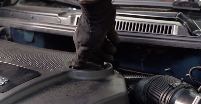 Wie schmierig ist es, selber zu reparieren: Ölfilter beim VW Caddy Pickup 1.6 1985 wechseln – Downloaden Sie sich Bildanleitungen
