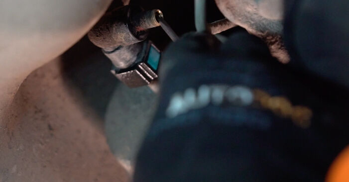 Cum să demontați VOLVO XC70 T5 AWD 2001 Filtru combustibil - instrucțiunile online ușoare de urmărit