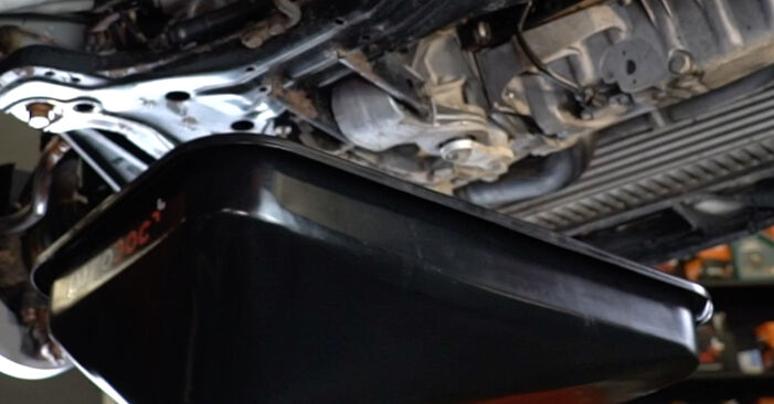 Wie schmierig ist es, selber zu reparieren: Ölfilter beim VW LT 28-35 II Bus 2.5 SDI 2002 wechseln – Downloaden Sie sich Bildanleitungen