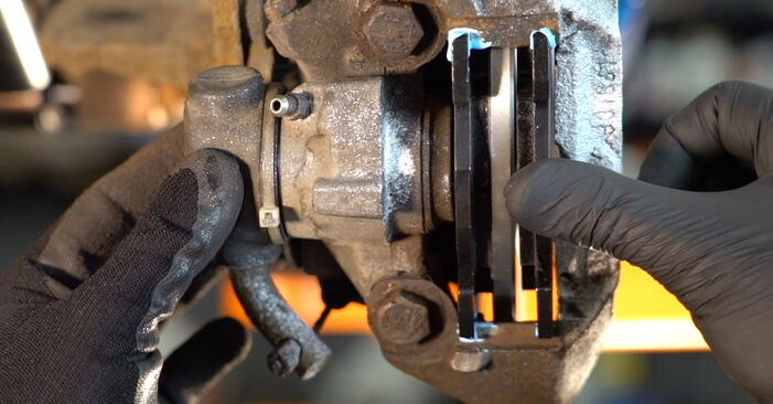 Wie kompliziert ist es, selbst zu reparieren: Bremsscheiben am Peugeot 306 Kombi 1.8 2000 ersetzen – Laden Sie sich illustrierte Wegleitungen herunter