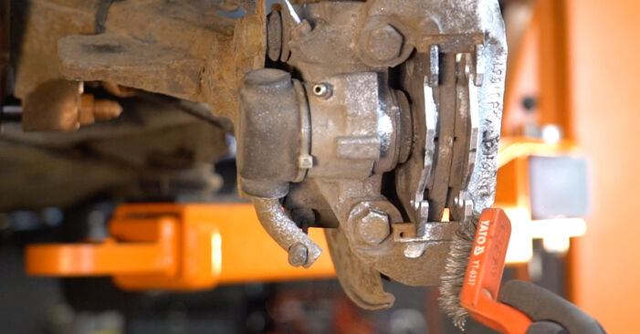 Wie schmierig ist es, selber zu reparieren: Bremsbeläge beim Peugeot 306 Kombi 1.8 2000 wechseln – Downloaden Sie sich Bildanleitungen