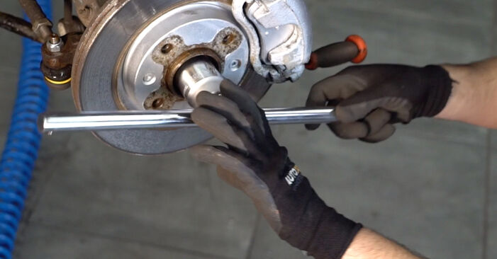 Wie schmierig ist es, selber zu reparieren: Querlenker beim Peugeot 206 Limousine 1.4 HDi eco 70 2013 wechseln – Downloaden Sie sich Bildanleitungen
