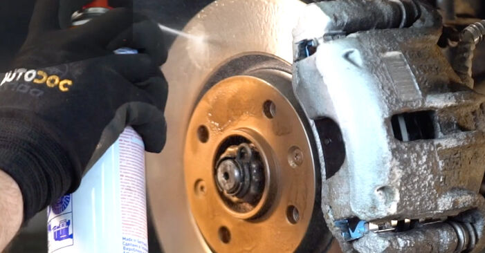 Wie schmierig ist es, selber zu reparieren: Querlenker beim Peugeot 206 Limousine 1.4 HDi eco 70 2013 wechseln – Downloaden Sie sich Bildanleitungen