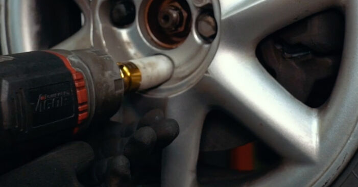 Не е трудно да го направим сами: смяна на Накрайник на напречна кормилна щанга на Renault Megane 1 1.4 e 2001 - свали илюстрирано ръководство