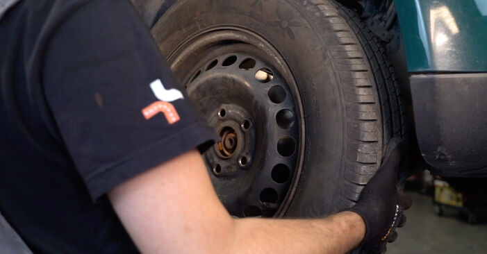Wie schmierig ist es, selber zu reparieren: Bremssattel beim Passat 3BG Limousine 2.5 TDI 2000 wechseln – Downloaden Sie sich Bildanleitungen
