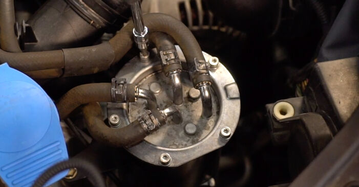Hvordan man udskifter VW SCIROCCO Brændstoffilter - trin-for-trin manualer og video vejledninger