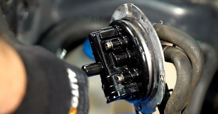 Wie man Kraftstofffilter am VW SCIROCCO Van (137) 2013 wechselt – Laden Sie sich PDF-Wegleitungen und Videoanweisungen herunter