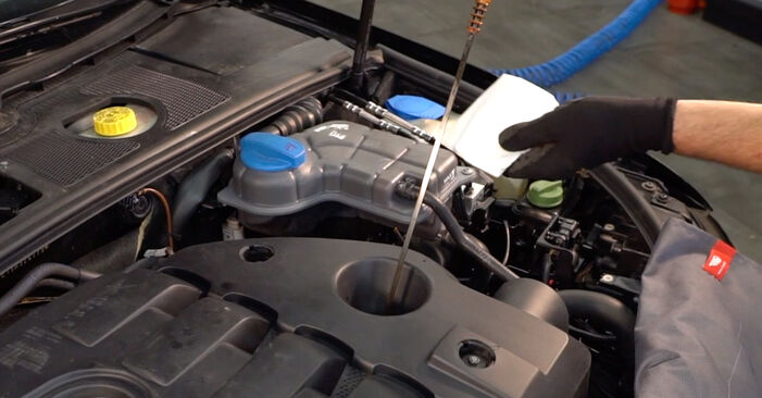 Wymiana Filtr oleju AUDI A4 B7 Cabrio (8HE) 1.8 T 2002 - darmowe instrukcje PDF i wideo