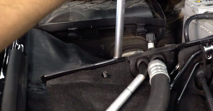 Wie kompliziert ist es, selbst zu reparieren: Stoßdämpfer am Audi A4 8h 2.0 TFSI 16V 2008 ersetzen – Laden Sie sich illustrierte Wegleitungen herunter