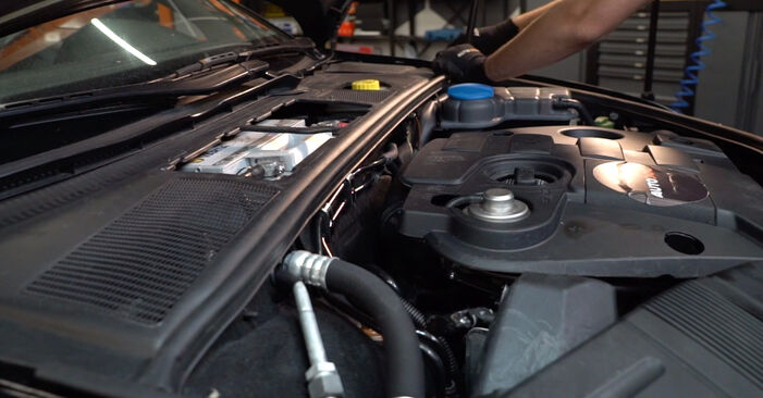 Audi A4 8h 2.5 TDI 2004 Stoßdämpfer wechseln: Kostenfreie Reparaturwegleitungen