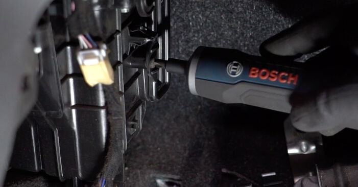 Wie lange benötigt das Auswechseln der Teile: Innenraumfilter beim Fiat 500 312 2015 - Detailliertes PDF-Tutorial