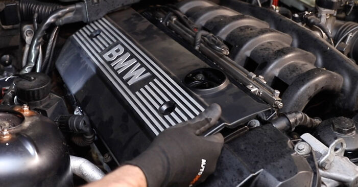 Cómo reemplazar Bujía de Encendido en un BMW 3 Compact (E46) 2001: descargue manuales en PDF e instrucciones en video