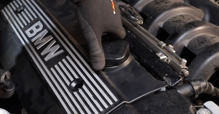 Wie schmierig ist es, selber zu reparieren: Zündkerzen beim BMW E61 530 xd 2010 wechseln – Downloaden Sie sich Bildanleitungen