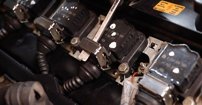 Wie schmierig ist es, selber zu reparieren: Zündkerzen beim BMW E36 Touring 318 tds 1996 wechseln – Downloaden Sie sich Bildanleitungen
