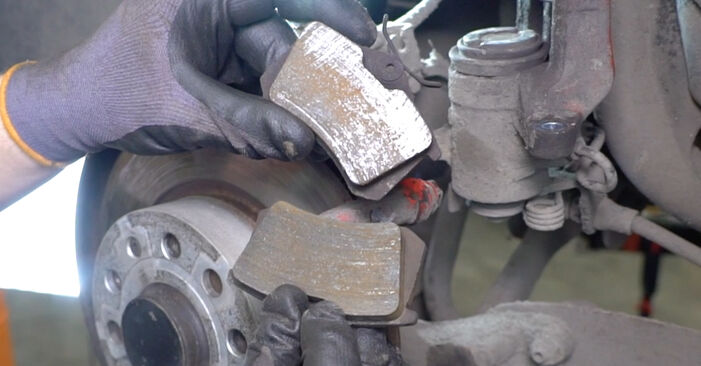 Wie schmierig ist es, selber zu reparieren: Bremsbeläge beim Seat Exeo Limousine 1.8 T 2014 wechseln – Downloaden Sie sich Bildanleitungen