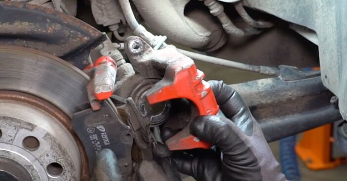 Wie man Bremsbeläge beim SEAT Exeo Limousine (3R2) 2013 auswechselt – Downloaden Sie sich PDF-Tutorials und Videoanleitungen herunter