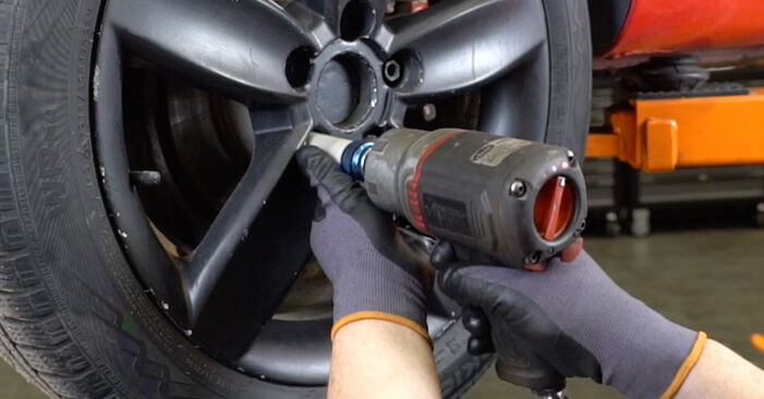 Come sostituire Pasticche dei freni anteriori e posteriori SEAT Leon Hatchback (5F1) 1.6 TDI 2013 - manuali passo passo e video guide