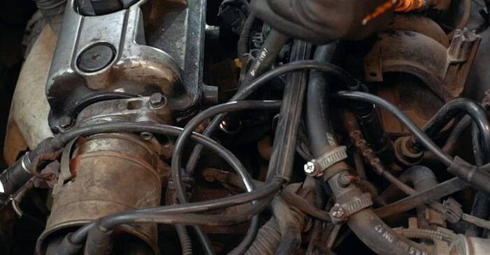 Cómo reemplazar Bujía de Encendido en un VW PASSAT (32B) 1984: descargue manuales en PDF e instrucciones en video