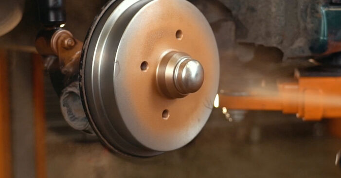 Wie schmierig ist es, selber zu reparieren: Bremsbacken beim VW Polo 9A4 1.6 Flex 2008 wechseln – Downloaden Sie sich Bildanleitungen