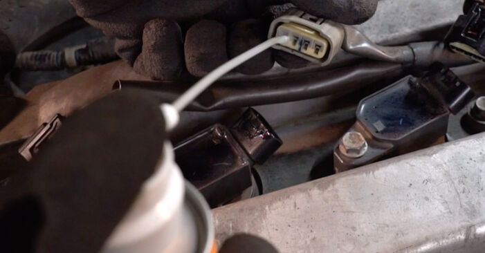 Hvordan skifte Tennplugger på Toyota Corolla E12 2001 – gratis PDF- og videoveiledninger