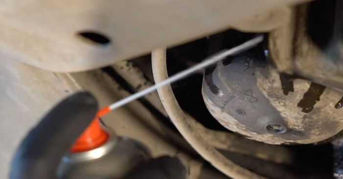 Wie kompliziert ist es, selbst zu reparieren: Ölfilter am Volvo C70 1 Cabrio 2.4 T 2004 ersetzen – Laden Sie sich illustrierte Wegleitungen herunter
