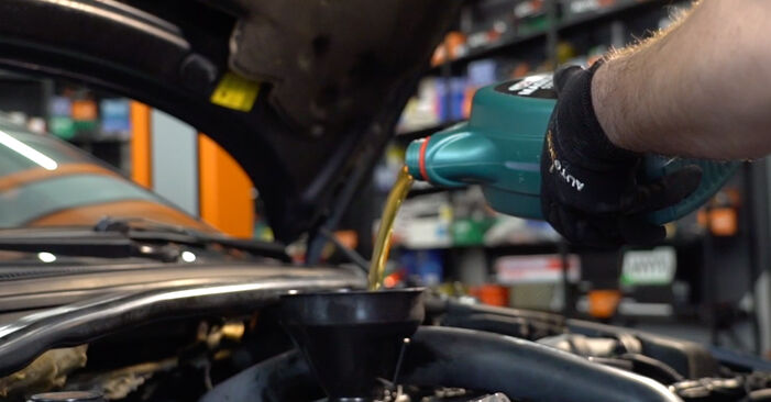 Wie schmierig ist es, selber zu reparieren: Ölfilter beim Volvo C70 1 Cabrio 2.4 T 2004 wechseln – Downloaden Sie sich Bildanleitungen