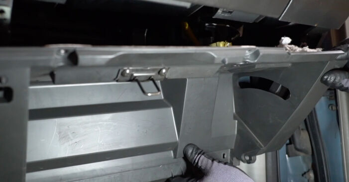Wie schmierig ist es, selber zu reparieren: Innenraumfilter beim Nissan X Trail t30 2.2 DCi FWD 2007 wechseln – Downloaden Sie sich Bildanleitungen