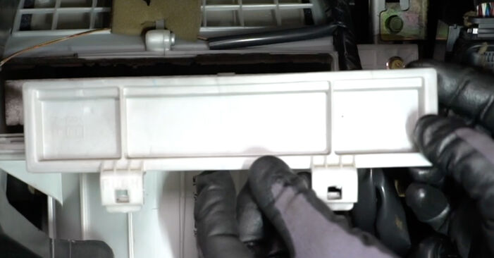 Wie lange braucht der Teilewechsel: Innenraumfilter am Nissan X Trail t30 2009 - Einlässliche PDF-Wegleitung