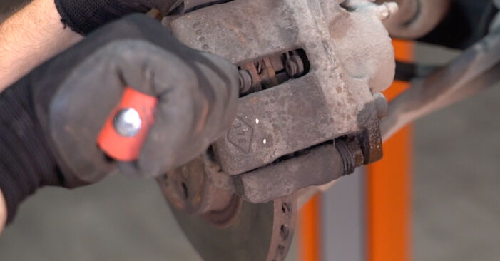 Hoe moeilijk is doe-het-zelf: Remschijven wisselen Renault Logan Station Wagon 1.5 dCi 2013 – download geïllustreerde instructies
