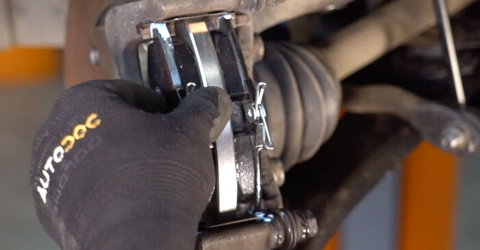 Wie lange braucht der Teilewechsel: Bremsscheiben am Citroen DS3 Cabrio 2015 - Einlässliche PDF-Wegleitung
