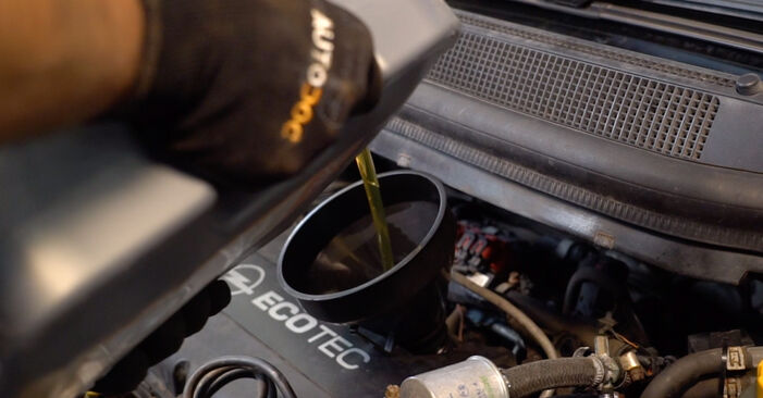 Wie schmierig ist es, selber zu reparieren: Ölfilter beim Opel Adam M13 1.2 2018 wechseln – Downloaden Sie sich Bildanleitungen