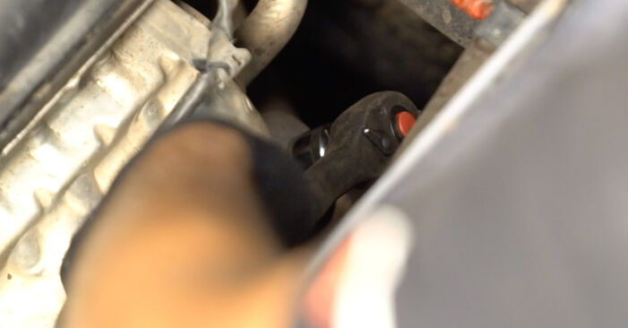 Wie schmierig ist es, selber zu reparieren: Ölfilter beim Opel Insignia Limousine 1.4 (69) 2014 wechseln – Downloaden Sie sich Bildanleitungen