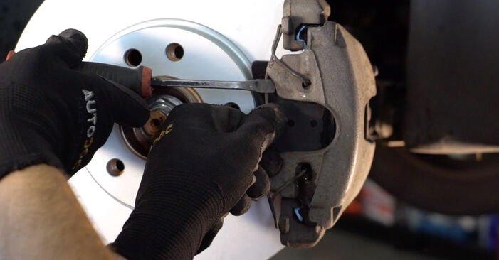Opel Adam M13 1.2 2014 Bremsbeläge austauschen: Unentgeltliche Reparatur-Tutorials