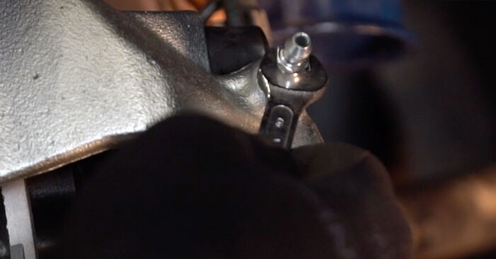 Bytte Corsa D Hatchback (S07) 1.3 CDTI (L08, L68) 2008 Bremsecaliper – gjør det selv med vår veiledning