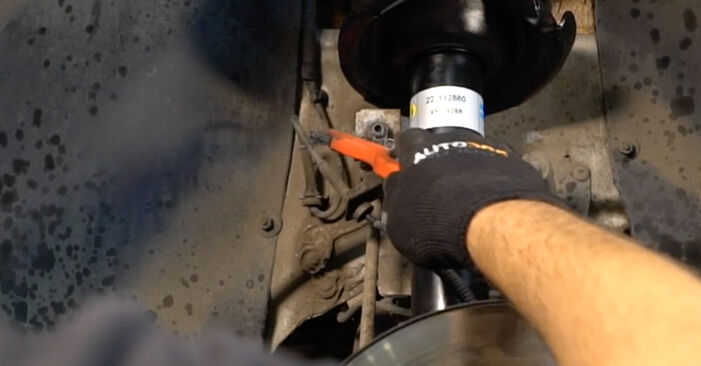 Wie schmierig ist es, selber zu reparieren: Koppelstange beim Volvo C70 Cabrio 2.4 D 2012 wechseln – Downloaden Sie sich Bildanleitungen