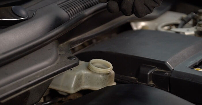 Wie man Bremsbeläge beim VOLVO V40 Hatchback 2012 wechselt - Gratis PDF- und Video-Tutorials