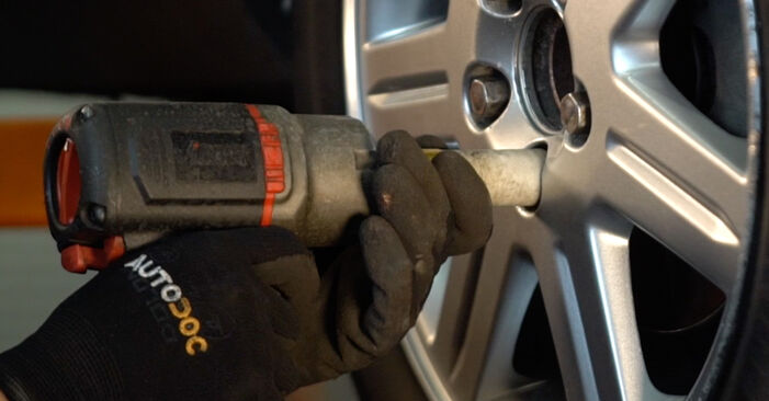 Wie schmierig ist es, selber zu reparieren: Bremsbeläge beim VOLVO V40 Kasten / Schrägheck (525, 526) 2.0 D3 2013 wechseln – Downloaden Sie sich Bildanleitungen