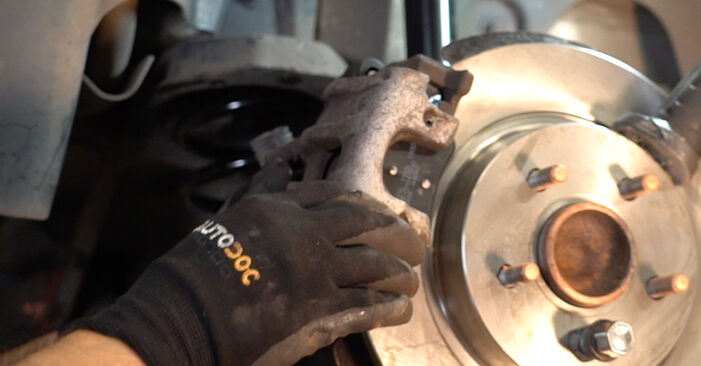 Wie kompliziert ist es, selbst zu reparieren: Bremsscheiben am Volvo C70 Cabrio 2.4 D 2012 ersetzen – Laden Sie sich illustrierte Wegleitungen herunter