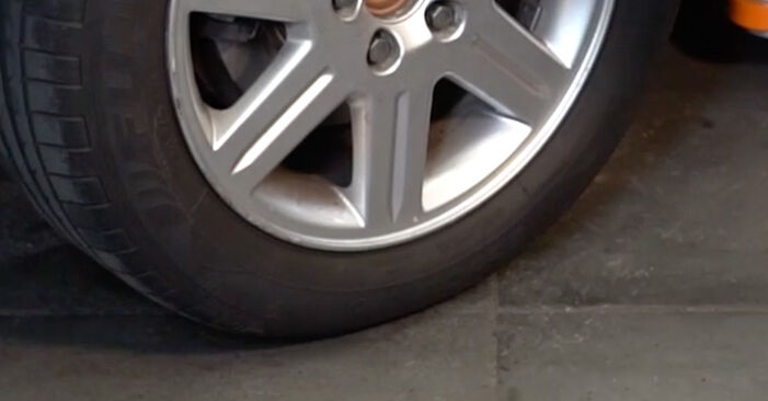 Tarcza hamulcowa w VOLVO V40 Hatchback (525, 526) 2.0 D3 2013 samodzielna wymiana - poradnik online