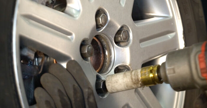 Kako zamenjati Zavorni kolut na VOLVO V40 Van / Hatchback (525, 526) 2013 - nasveti in triki