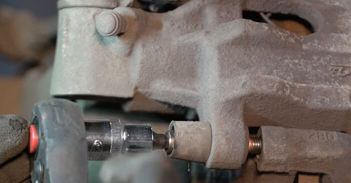 Wie schmierig ist es, selber zu reparieren: Bremsscheiben beim VOLVO V40 Kasten / Schrägheck (525, 526) 2.0 D3 2013 wechseln – Downloaden Sie sich Bildanleitungen