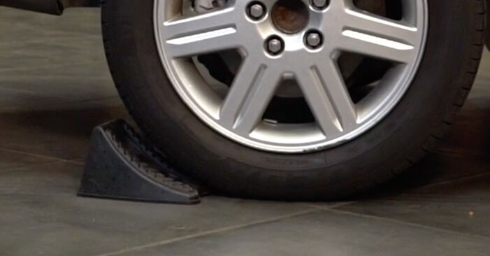 Slik bytter du VOLVO V40 Hatchback (525, 526) 1.6 D2 2013 Bremseklosser selv – trinn-for-trinn veiledninger og videoer