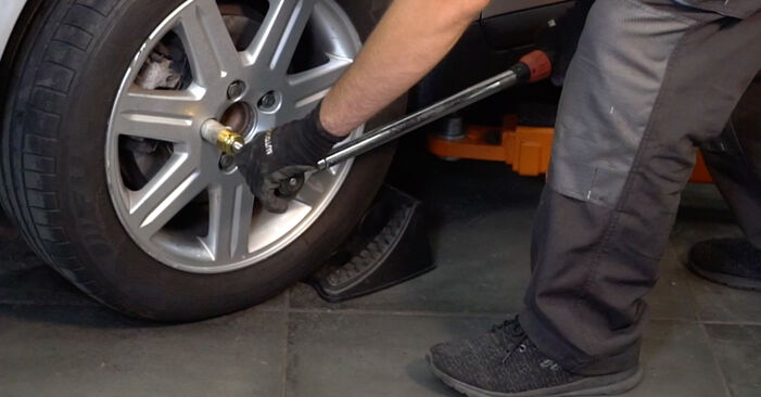 Wie schmierig ist es, selber zu reparieren: Bremsbeläge beim VOLVO V40 Kasten / Schrägheck (525, 526) 2.0 D3 2013 wechseln – Downloaden Sie sich Bildanleitungen
