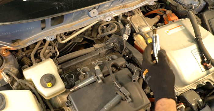 Schrittweise Anleitung zum eigenhändigen Ersatz von Toyota Avensis t25 2004 2.2 D-4D (ADT251_) Zündkerzen