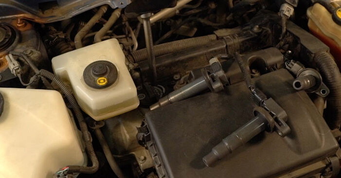 Wie man Zündkerzen am Toyota Avensis t25 2003 ersetzt - Kostenfreie PDF- und Videotipps