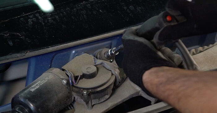 Wie schmierig ist es, selber zu reparieren: Zündkerzen beim Toyota Avensis t25 1.6 VVT-i (ZZT250_) 2003 wechseln – Downloaden Sie sich Bildanleitungen