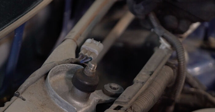 How to remove TOYOTA AVENSIS 2.2 D-4D (ADT251_) 2007 Spark Plug - online easy-to-follow instructions
