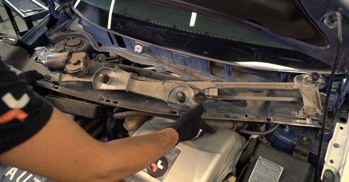 Wie schmierig ist es, selber zu reparieren: Federn beim Toyota Corolla e12 Kombi 1.8 4WD (ZZE121) 2007 wechseln – Downloaden Sie sich Bildanleitungen